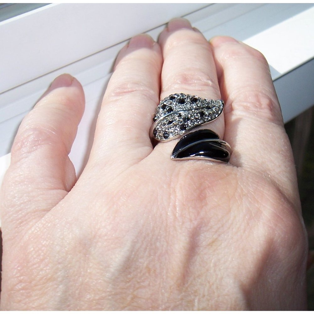 STAINLESS STEEL Black & Clear Crystals Leaf Ring - Picture 4 of 15
